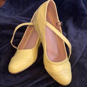 Pastel yellow closed toe wedge size 8